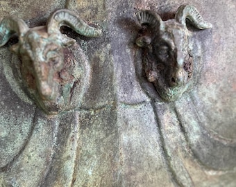 Escudo de bronce antiguo Artefactos antiguos