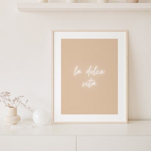 La Dolce Vita italienisches Zitat Print, Leuchtreklame Typografie Print, minimalistische druckbare Wandkunst, modernes Wanddekor, neutrale ästhetische Wandkunst