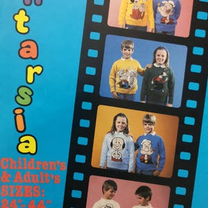 Puede incluir: Un folleto de patrones de tejido de punto vintage con una portada azul que presenta la palabra "intarsia" en letras de colores. La portada también muestra cuatro fotos de niños que llevan suéteres coloridos con personajes de dibujos animados. El texto de la portada dice "Children's & Adult's SIZES: 24"-44" 4 ply wool".