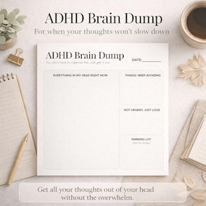 Op de afbeelding: Een witte "ADHD Brain Dump" notitieblok met de tekst "Voor als je gedachten niet vertragen." Het notitieblok heeft secties voor het ordenen van gedachten. Een pen, koffie en briefpapier zijn ook zichtbaar.