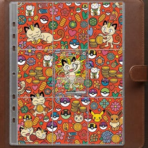 Könnte beinhalten: Ein brauner Lederordner mit einer Sammelkartenhülle mit neun Fächern. Die Seite hat einen leuchtend orangefarbenen Hintergrund mit einem Muster aus Meowth, Pikachu, Eevee, Poke Balls, Goldmünzen und Blumen. Eine Meowth-Karte ist mittig platziert.
