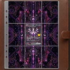 Könnte beinhalten: Ein brauner Sammelkartenordner aus Leder mit einer transparenten Seite mit neun Fächern. Die Seite zeigt einen dunkelvioletten und schwarzen Hintergrund mit geometrischen Mustern und eine einzelne Mewtwo EX-Karte in der Mitte.