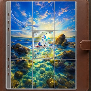 Könnte beinhalten: Ein brauner Sammelkartenordner aus Leder mit einer transparenten Kunststoffseite mit neun Fächern. Die Seite zeigt einen malerischen Hintergrund aus blauem Himmel, felsiger Küste und klarem Wasser mit einer japanischen Primarene-Pokémon-Karte.
