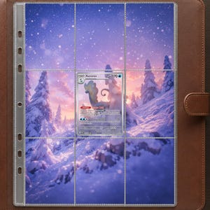Peut inclure: Un classeur aspect cuir marron contenant une page de rangement en plastique transparent à neuf compartiments. Une carte Pokémon Aurorus avec 170 PV, la capacité Tundra Wall et l'attaque Freezing Chill est insérée dans la poche centrale.