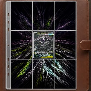 Può includere: Un raccoglitore in similpelle marrone contenente una pagina in plastica trasparente con nove tasche per carte collezionabili. Una singola carta da gioco giapponese Darkrai GX con grafica astratta scura e bagliori viola e verdi è al centro.