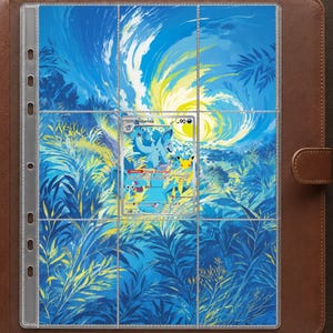 Könnte beinhalten: Ein brauner Sammelkartenordner aus Leder mit einer transparenten Neun-Taschen-Einlage. Die Seite zeigt eine lebendige blau-gelbe Landschaftsillustration mit einer Nidorina-Sammelkarte in der mittleren Tasche.