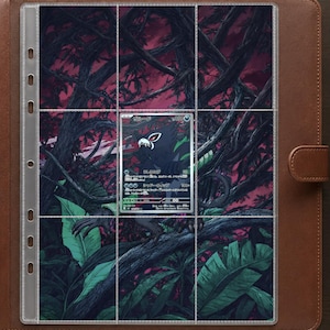 Può includere: Un raccoglitore color marrone effetto pelle contenente una pagina in plastica trasparente con nove tasche per carte collezionabili. Una singola carta Pokémon raffigurante una creatura scura in una giungla è inserita nella tasca centrale su uno sfondo boschivo.