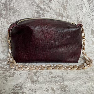 Sac rigide en cuir grainé bordeaux avec bandoulière en écaille claire