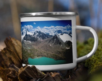 Taza de esmalte de High Snowcapped Mountain Lake