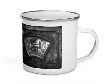 China a través de una taza de esmalte de ventana