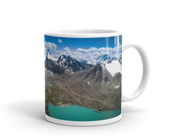 Taza blanca brillante de High Snowcapped Mountain Lake