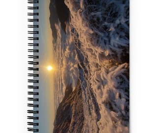 Cuaderno espiral de bambú congelado en las montañas al amanecer