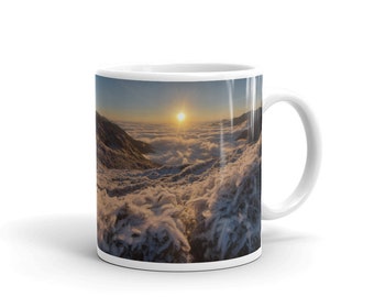 Bambú congelado en las montañas en la taza blanca brillante sunrise