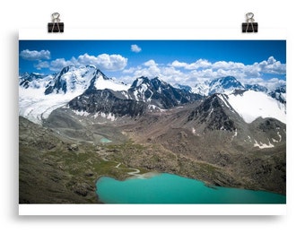 Cartel de High Snowcapped Mountain Lake