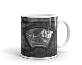 China a través de una ventana de taza blanca brillante