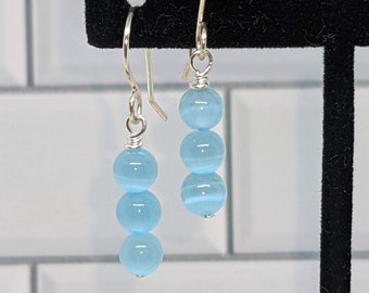 Pendientes de ojo de gato azul claro, regalo para ella, pendientes de ojo de gato, pendientes de color azul claro, pendiente de 3 cuentas, regalo de cumpleaños, joyería minimalista