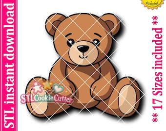 Puede incluir: Una ilustración de un oso de peluche marrón con hocico, orejas internas y almohadillas de color beige claro. El oso tiene ojos negros, nariz negra y una pequeña sonrisa. El texto incluye STL instant download, PNG IMAGE included y 17 Sizes included.