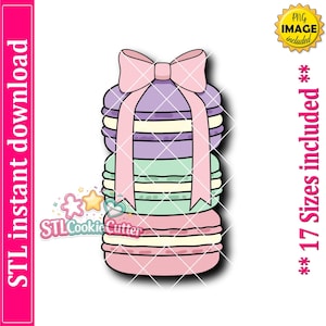 Puede incluir: Una ilustración digital de una pila de tres macarons en morado, verde menta y rosa, atados con un lazo rosa claro. La imagen incluye el texto STL instant download, 17 Sizes included, PNG IMAGE included y STLCookieCutter.