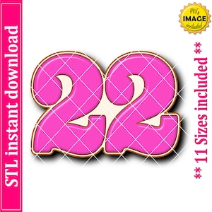 Könnte beinhalten: Eine pinkfarbene Grafik der Zahl 22 mit goldenem Umriss und weißem Gittermuster. Der Text "STL instant download" befindet sich links und "11 Sizes included" rechts, mit einem "PNG image included" Siegel.
