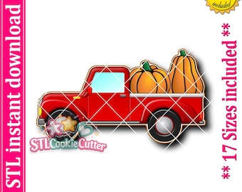 Può includere: Un'illustrazione di un camioncino rosso con finestrino azzurro, ruote nere con centri argentati e due zucche arancioni nel cassone. La grafica include il testo STL instant download, PNG image included e 17 Sizes included.