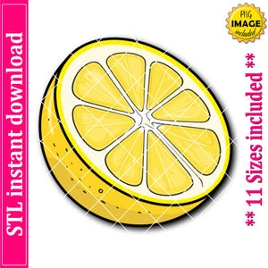 Puede incluir: Ilustración de dibujos animados de media rodaja de limón, con segmentos amarillos brillantes y cáscara amarilla con contornos negros. Incluye el texto "STL instant download" y "** 11 Tamaños incluidos **". Una insignia "PNG IMAGE included" está en la esquina superior derecha.