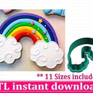 Può includere: Un biscotto a forma di arcobaleno colorato con dettagli di nuvole bianche e decorazioni a stella. Viene mostrato anche un tagliabiscotti verde a forma di arcobaleno in plastica. Il testo sull'immagine recita "11 taglie incluse" e "Download istantaneo STL".