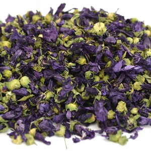 Può includere: Fiori di ibisco secchi di colore viola e verde, un ingrediente naturale per le tisane.