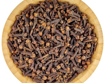 Op de afbeelding: Een houten kom gevuld met gedroogde kruidnagels, een veelgebruikt specerij dat wordt gebruikt bij het koken en bakken.