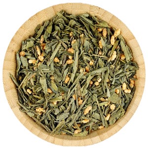 以下が含まれることがあります： 木製のボウルに緑茶の葉と膨らんだ米が入っています。茶葉は薄緑色と濃い緑色の混合で、膨らんだ米は薄い茶色です。