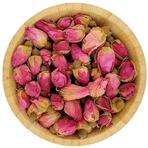 Könnte beinhalten: Eine Holzschale gefüllt mit getrockneten rosa Rosenknospen. Die Knospen sind hellrosa und in einem zufälligen Muster angeordnet. Die Schale ist aus hellbraunem Holz und hat eine glatte Oberfläche.