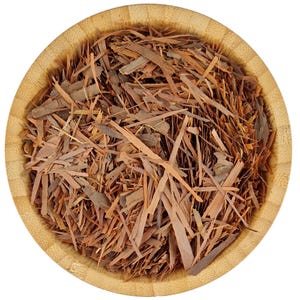 以下が含まれることがあります： 木製のボウルに、乾燥した赤褐色の樹皮がたっぷり入っています。樹皮は薄く、長く、わずかにカールしています。