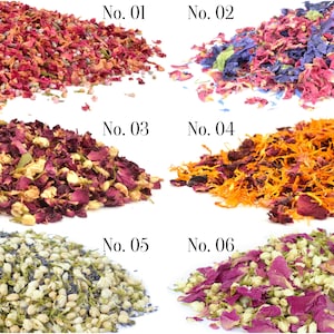Puede incluir: Seis montones de pétalos y capullos de flores secas, cada uno numerado. Los colores varían, incluyendo rojo, rosa, naranja, azul y blanco. La imagen está bien iluminada, destacando las texturas de los productos botánicos secos.