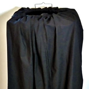 Puede incluir: Un juego de tres tazas de cerámica con un acabado mate moteado. Cada taza presenta un color diferente: azul claro, crema y gris. Las tazas tienen un diseño simple y moderno con una forma redondeada y un asa cómoda.