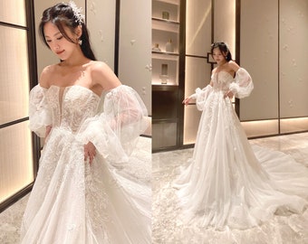 Feenhaftes Brautkleid in A-Linie mit abnehmbaren Puffärmeln und perlenbesetztem Tüll