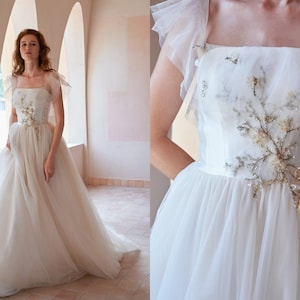 気まぐれなチュールのウェディングドレス、妖精のウェディングドレス、ボヘミアンウェディングドレス、刺繍のウェディングドレス、非伝統的なウェディングドレス