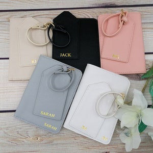 Conjunto de porta pasaportes para damas - Cuero Saffiano vegano monograma - Conjunto de viaje personalizado - Regalo de cumpleaños para ella - Accesorio de vacaciones