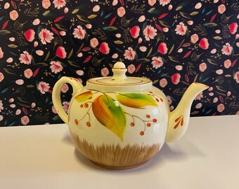 Vintage cottage teapot from the 1940s with leaves and berries 9X23