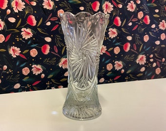 1970s art deco pressed glass bud flowers vase with unique spiral design 9W46