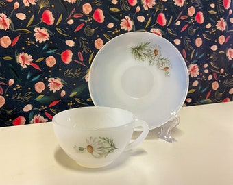 Beautiful French Arcopal tea cup and saucer with daisy design 8D49