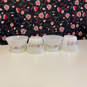 Set med 4 vintage Dynaware bruna blommiga vaniljsåskoppar ramekins 5P63