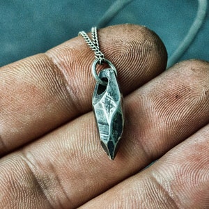 Moderne primitieve hanger ketting, handgemaakte sterlingzilveren ketting, minimalistische rustiek geoxideerde zwarte patina sieraden voor jongens