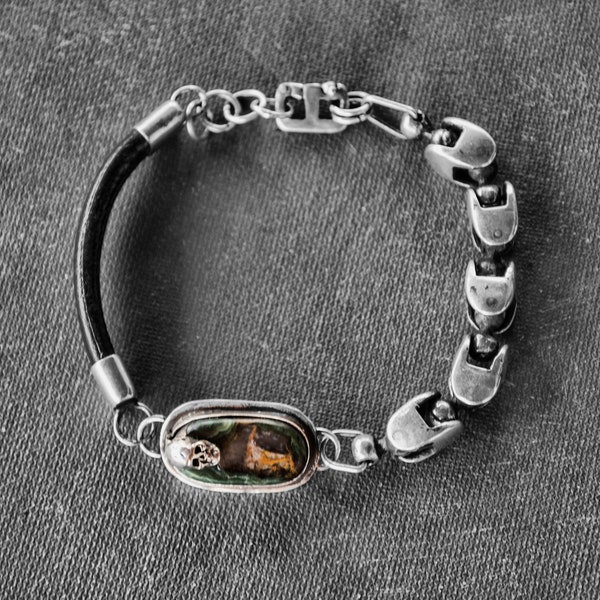 Labradorite brute et petit crâne détail bracelet en cuir et argent épais pour hommes, bijoux de motard en argent noir à déclaration massive