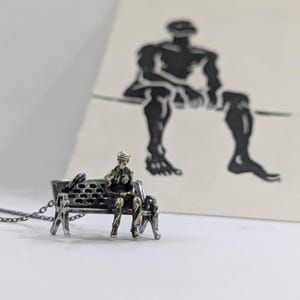 Collar de banco de plata con figura de hombre de bronce: escultura colgante artística, joyería artesanal, cadena de 50 cm