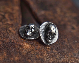 Boucles d'oreilles en argent avec tête de mort, bijoux gothiques patinés oxydés, petits clous d'oreilles légers en argent sterling martelés à la main pour homme