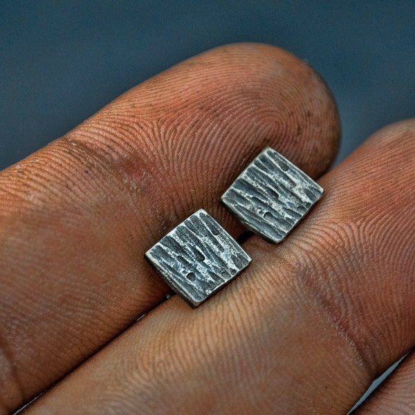 Pendientes cuadrados martillados para hombre, tachuelas de plata de ley, pendientes con textura geométrica hechos a mano, joyas de plata cotidianas de plata oxidada