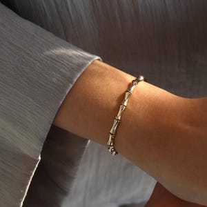 14K massief gouden bamboe armband, sierlijke getextureerde gouden armband, minimalistische echt gouden manchet, stapelbare gouden sieraden cadeau voor haar, zomerdag