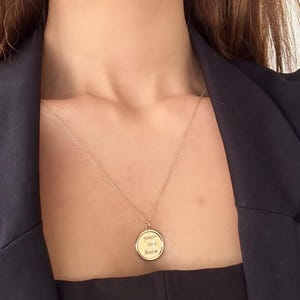 Collar con disco de letra de oro macizo de 14 quilates, moneda personalizada con colgante inicial, collar con dije pequeño y delicado, regalo para ella