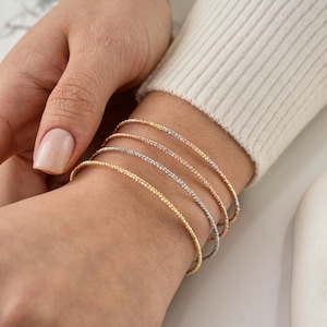 14K Massivgold Perlen Armreif, zierliche Diamantschliffkugel, geschichtetes Goldarmband, glänzende Kugel Dorica, dreifarbiger Armreif, Valentinstag