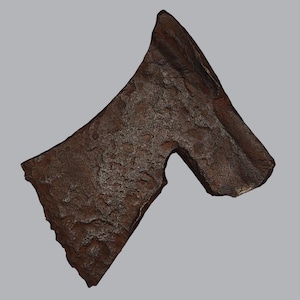 Op de afbeelding: Een verweerde, donkerbruine ijzeren bijlkop met een sterk geput en getextureerd oppervlak. Het metalen object heeft een brede, uitlopende snede en een dik, massief lichaam, met duidelijke tekenen van ouderdom, oxidatie en slijtage.