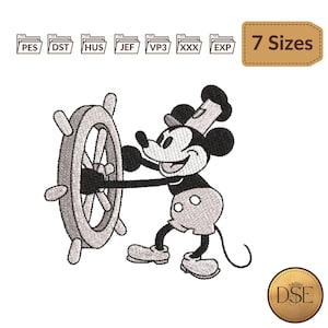 Puede incluir: Diseño de bordado en blanco y negro de un ratón de dibujos animados sosteniendo un timón. El ratón lleva pantalones cortos, zapatos y un sombrero. El diseño incluye el texto "7 Tamaños" e iconos de tipo de archivo.